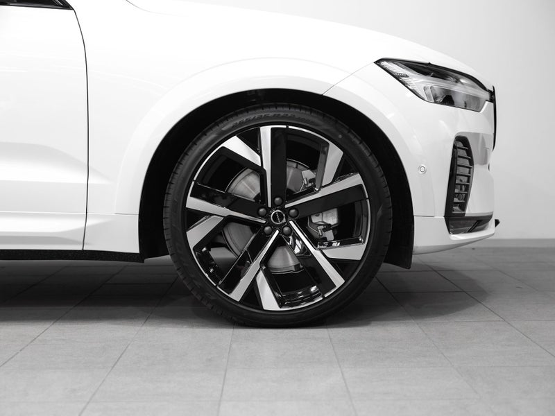 2026 Volvo XC60 B5 Ultra Dark 2L Petrol Hybrid AWD image 4