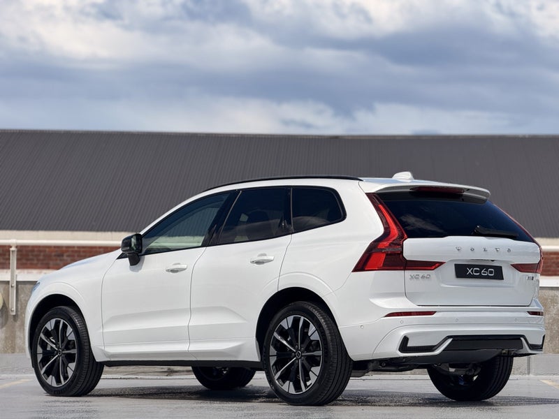 2026 Volvo XC60 B5 Ultra Dark image 2