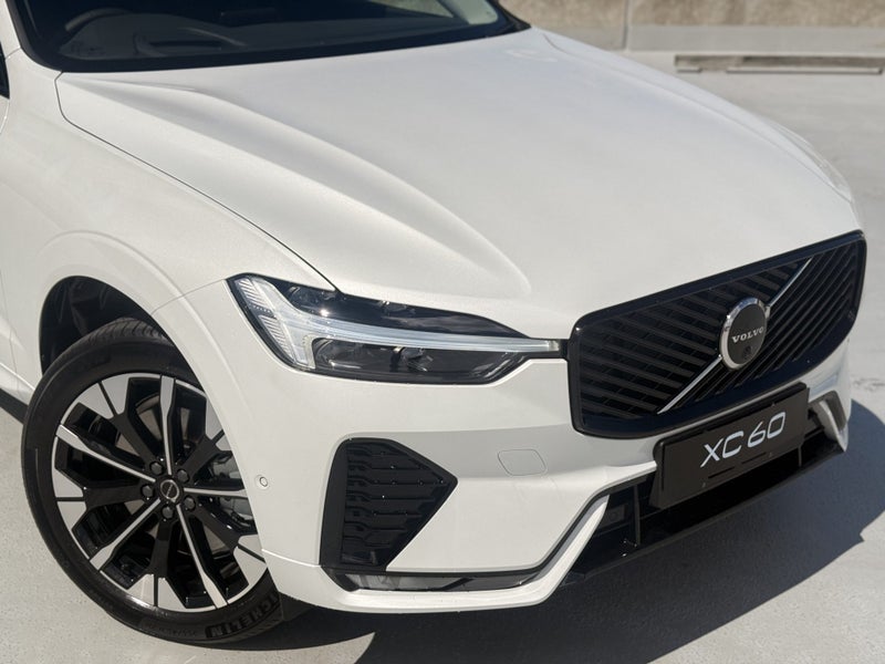 2026 Volvo XC60 B5 Ultra Dark image 3