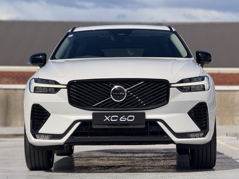 2026 Volvo XC60 B5 Ultra Dark image 5