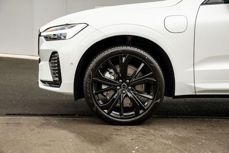 2026 Volvo XC60 T8 Black Edition Plug-in Hybrid image 5
