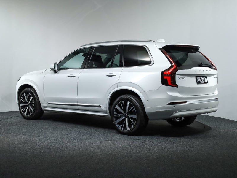 2026 Volvo XC90 B5 AWD PLUS image 2