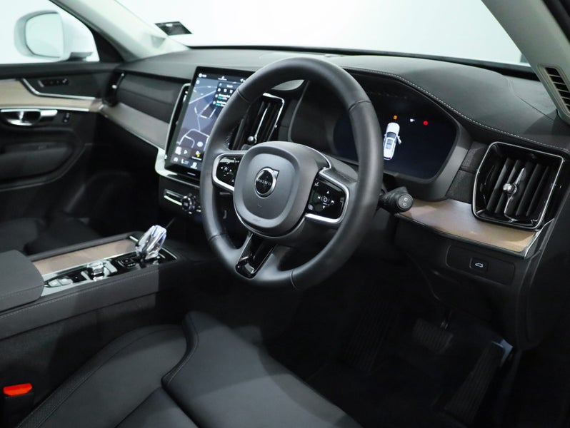 2026 Volvo XC90 B5 AWD PLUS image 3