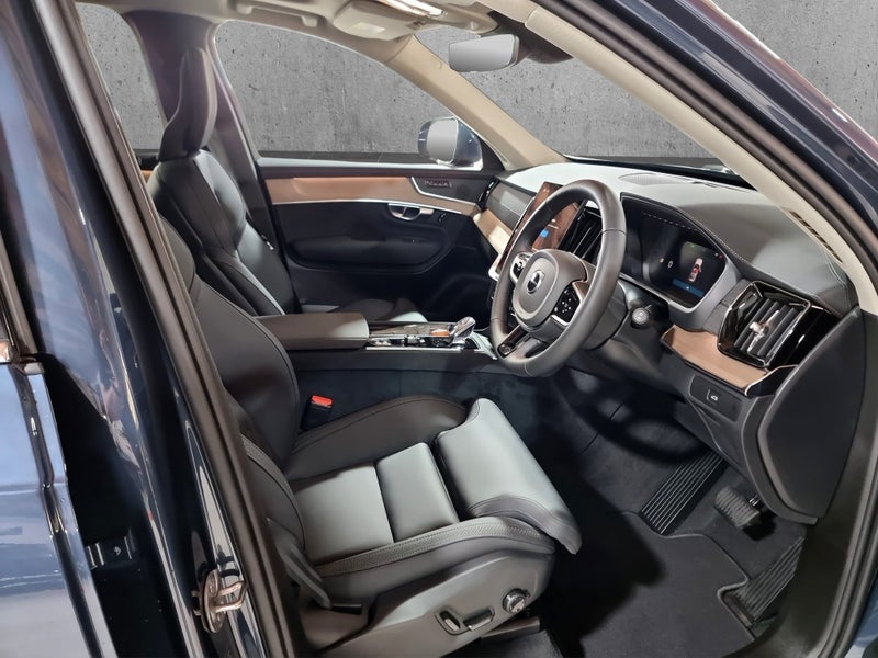 2026 Volvo XC90 B5 Plus image 2