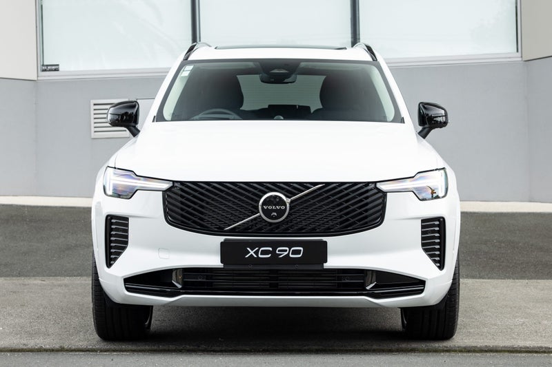 2026 Volvo XC90 T8 Ultra Plug-in Hybrid image 3