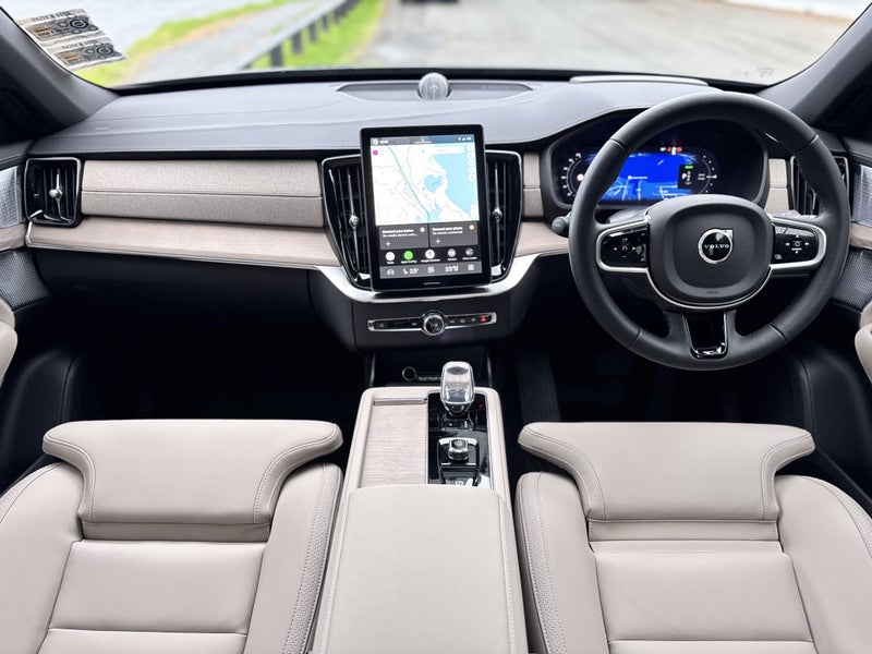 2026 Volvo XC90 T8 Ultra Plug-in Hybrid image 3