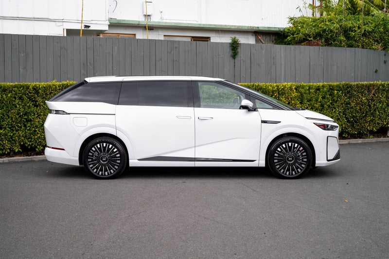 2026 XPENG X9 AWD Performance Long Range image 2