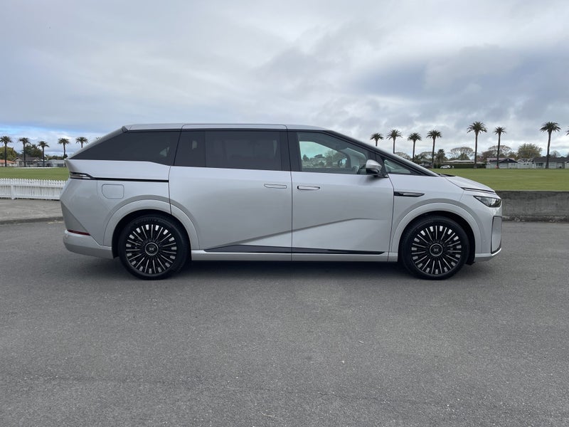 2026 XPENG X9 FWD STANDARD RANGE image 2