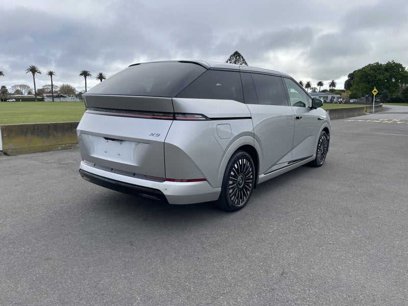 2026 XPENG X9 FWD STANDARD RANGE image 3
