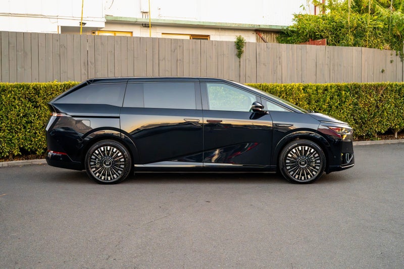 2026 XPENG X9 FWD Standard Range image 2