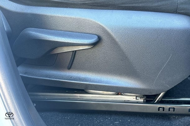 2022 Toyota Landcruiser GXL image 11