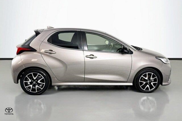 2020 Toyota Yaris ZR image 9