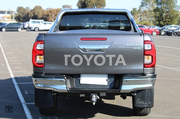 2023 Toyota Hilux 4x4 SR5 image 12
