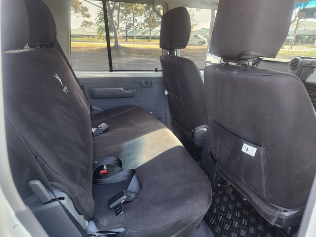 2017 Toyota LC Military GXL image 6
