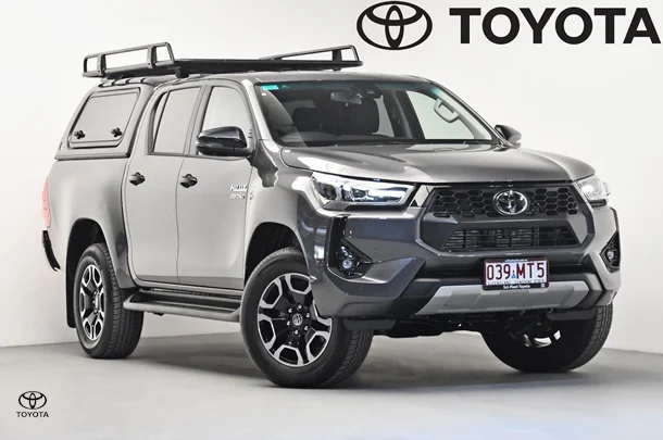 2024 Toyota Hilux 4x4 SR5 image 1
