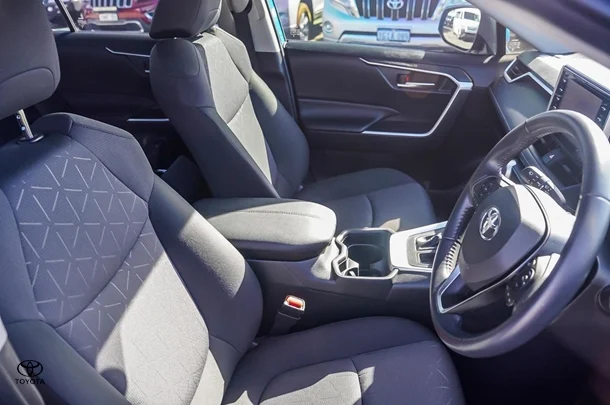 2019 Toyota RAV4 GXL image 8