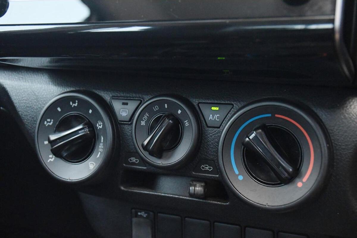 2025 Toyota Hilux SR Manual 4x4 Double Cab image 9