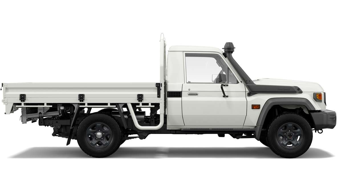 2024 Toyota LandCruiser 79 GX Single-Cab Cab-Chassis image 2