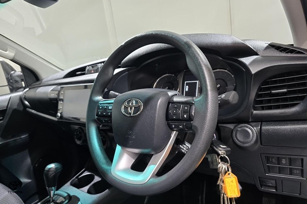 2023 Toyota Hilux SR image 15