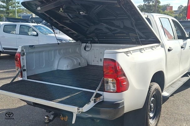 2020 Toyota Hilux 4x4 SR image 5