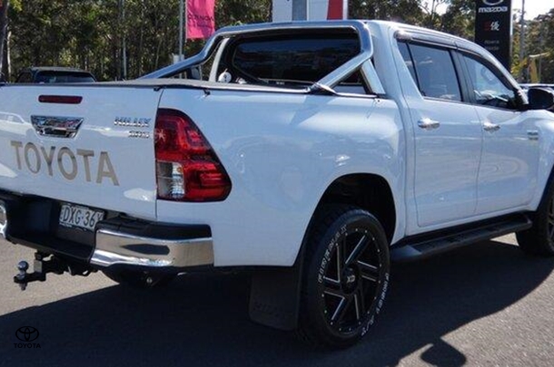 2018 Toyota Hilux SR5 image 8