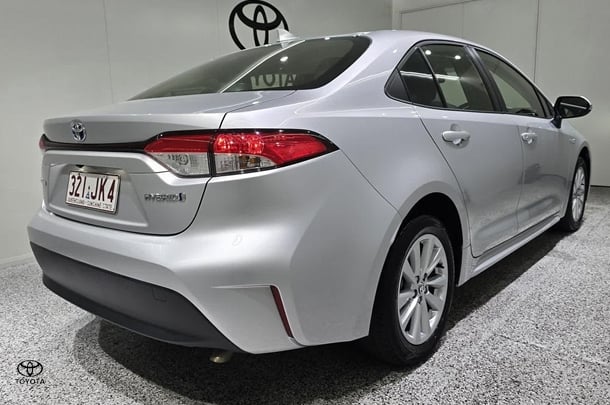 2024 Toyota COROLLA SEDAN HYBRID Ascent Sport image 3
