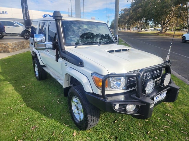 2017 Toyota LC Military GXL image 1