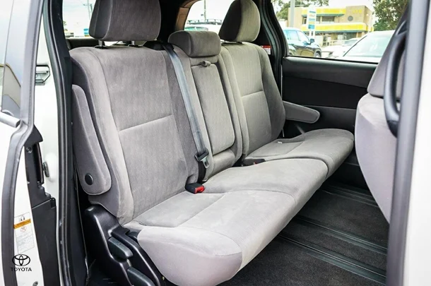 2019 Toyota Tarago GLi image 11