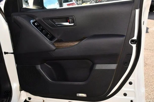 2022 Toyota Landcruiser VX image 5