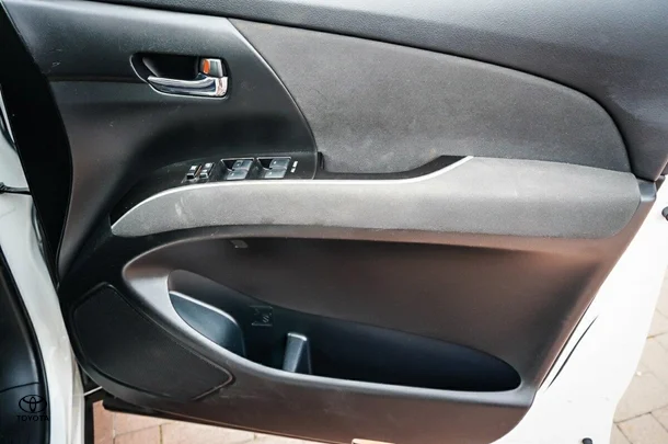 2019 Toyota Tarago GLi image 13
