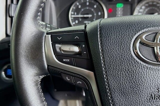 2017 Toyota LANDCRUISER GXL image 16