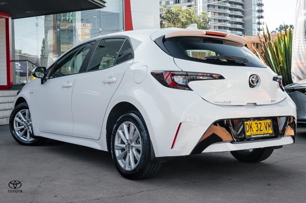 2024 TOYOTA Corolla Hatch Hybrid Ascent Sport image 2