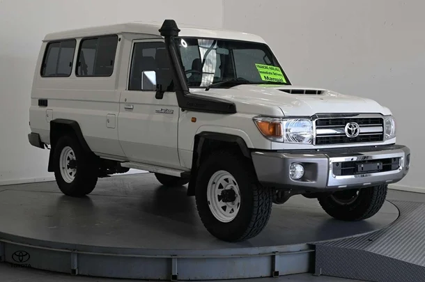 2021 Toyota LC Military GXL image 3