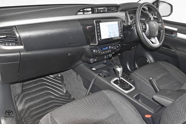 2024 Toyota Hilux 4x4 SR5 image 15