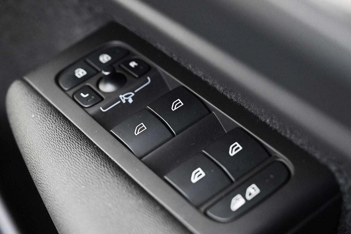 2024 Volvo XC40 Plus B4 Auto MY25 image 15