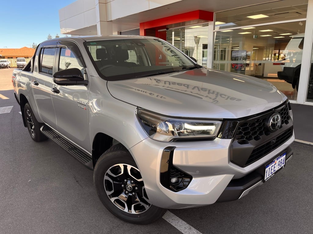2024 Toyota Hilux SR5 image 1