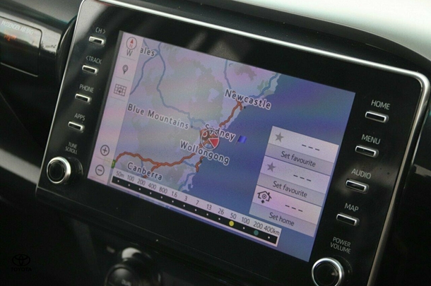 2022 Toyota Hilux 4x4 SR5 image 13