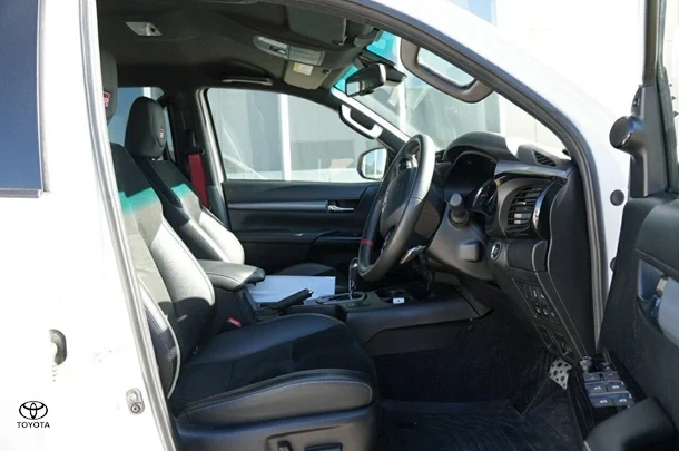 2023 Toyota Hilux 4x4 GR-S image 4