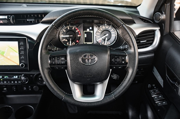 2021 Toyota HILUX SR5 image 12