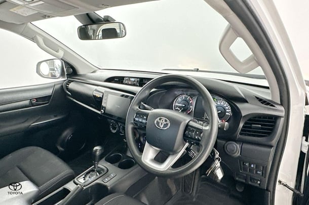 2022 Toyota Hilux SR image 13