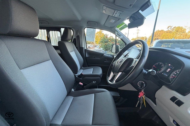 2020 Toyota Hiace LWB image 13