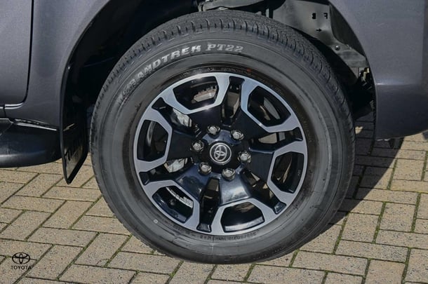 2023 Toyota HILUX SR5 image 16