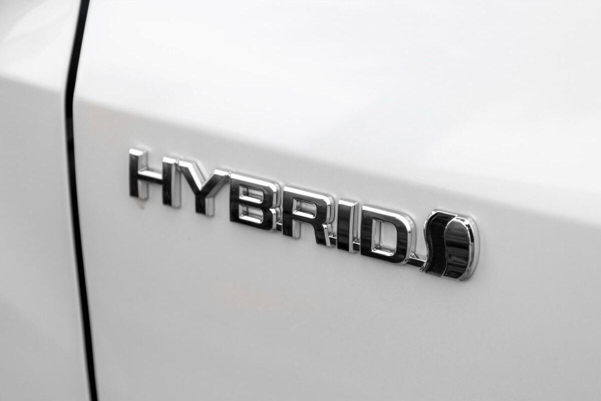 2024 Toyota Corolla Cross Atmos Auto eFour image 11