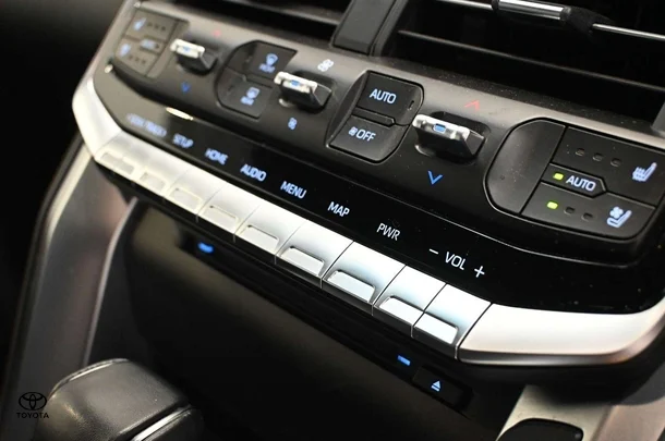 2022 Toyota Landcruiser VX image 12