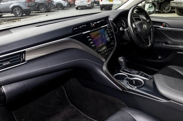 2018 Toyota CAMRY SX image 9