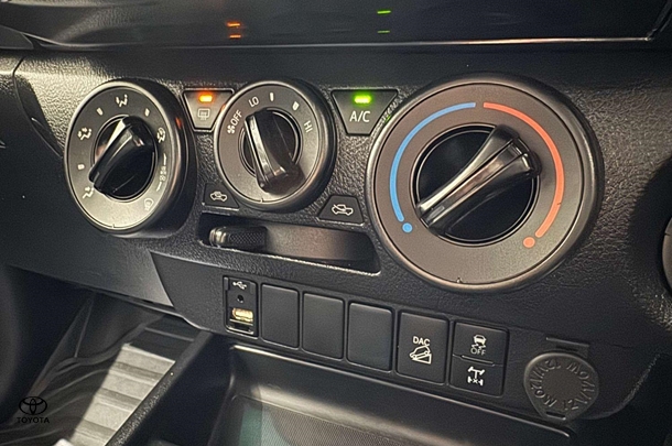 2022 Toyota Hilux SR image 18