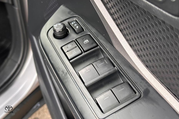 2022 Toyota C-HR GXL-2WD image 14