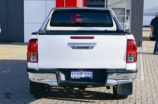 2017 Toyota HILUX SR5 image 5