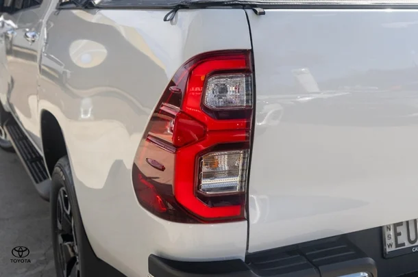 2022 Toyota HILUX SR5 image 19