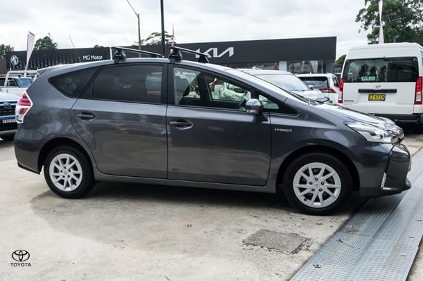 2020 Toyota Prius v L1 image 3